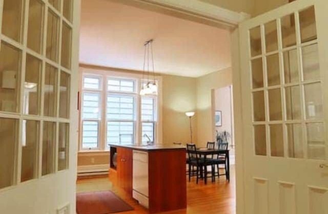 Sunny and airy downtown apartment in Hull Gatineau