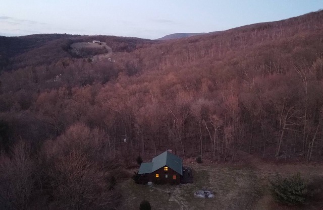 Sunny And Cozy Little Lodge With A Spectacular View Of The Blue Ridge Mountains