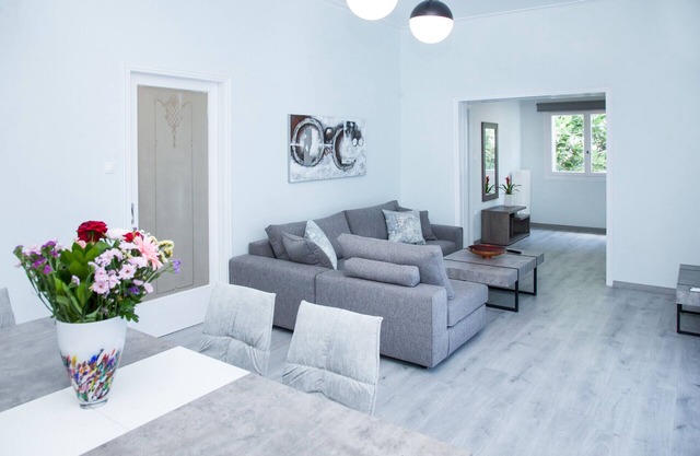 Sunny and minimal apt in Glyfada with 3 bdrm