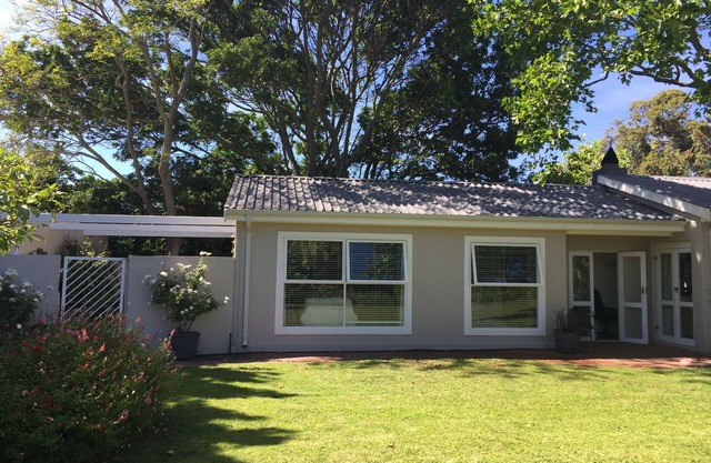 Sunny and spacious garden cottage, close to beaches and wine farms.