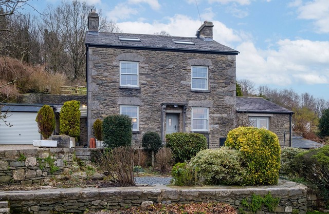SUNNY BRAE, family friendly, character holiday cottage in Lindale
