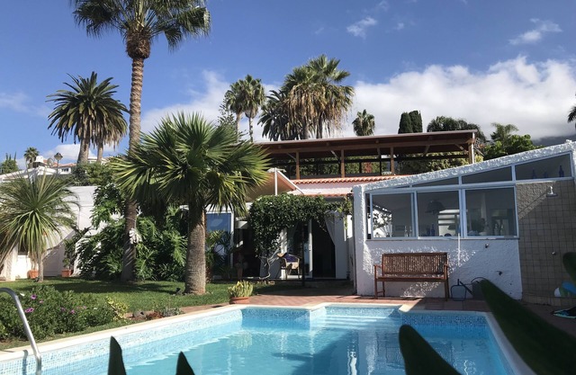 Sunny chalet, Atlantic and Teide views, free WiFi, garden, pool, barbecue