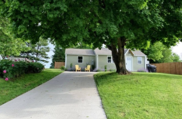 Sunny Cottage: Fire pit, close to biking & walking trails and historic downtown.