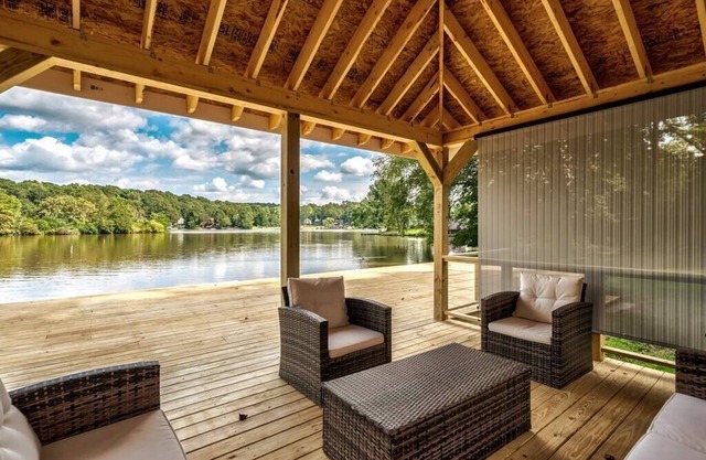 Sunny Deck ALL Rooms w/LAKE VIEW
