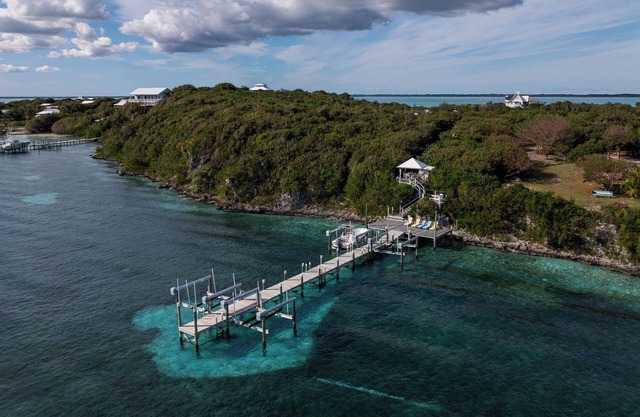 Sunny Delight 2 bdrm cottage with boat lift and private dock