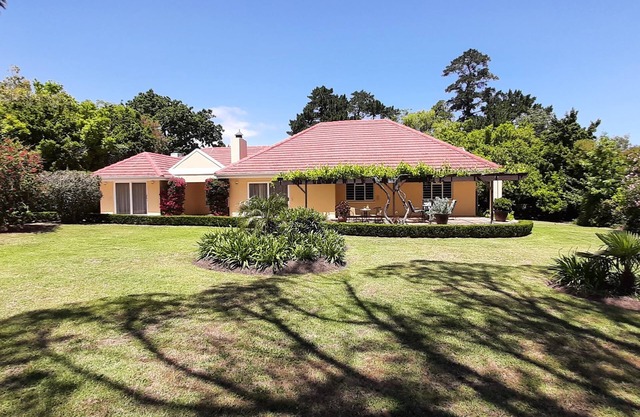 Sunny holiday home to relax, large garden, pool and Helderberg view