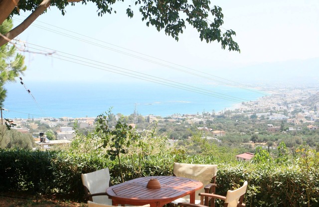 SUNNY HOUSE FOR ALL SEASONS