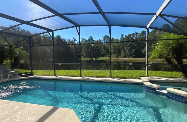 Sunny lake view villa -south facing pool -4 Beds, 2 en-suites near major parks