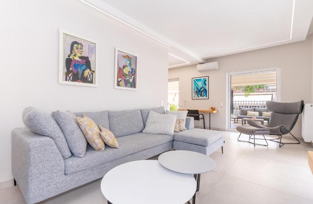 Sunny & Luxurious Penthouse with Terrace