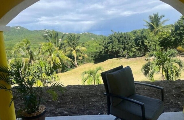SUNNY, Mid island gem, 5 mins from the beach