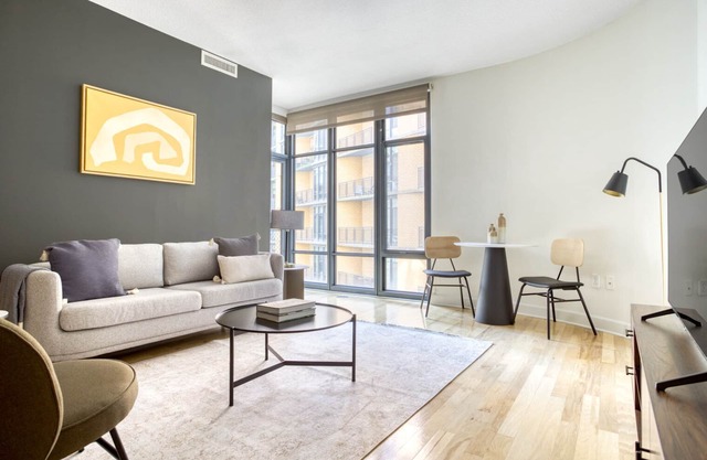 Sunny Mount Vernon 1BR w/Gym, W/D & Pool, near Chinatown, by Blueground