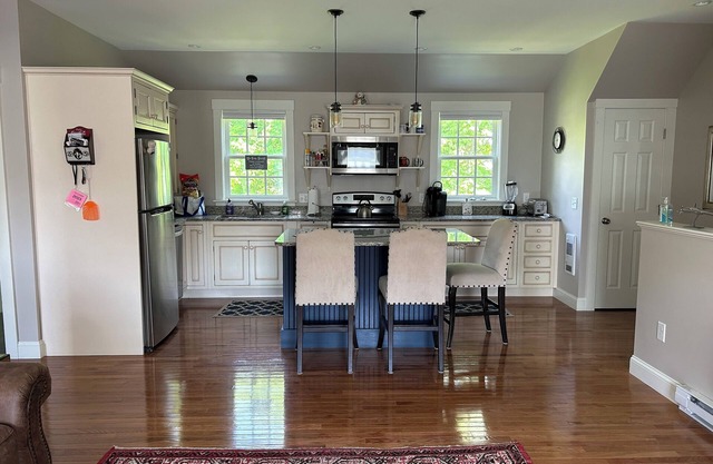 Sunny, private apartment. Walk to Kennebunk Village. Close to beaches.