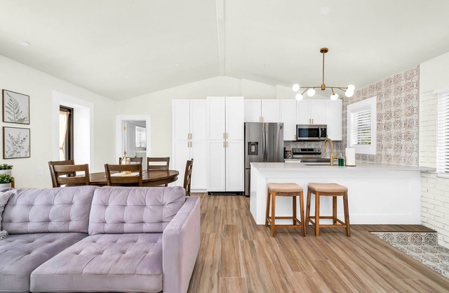 Sunny Retreat - Mins 2 Beach & DT - Fenced Yard