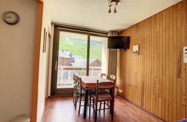 Sunny Studio for 4 with West-Facing Balcony, 5th Floor, Next to Slopes