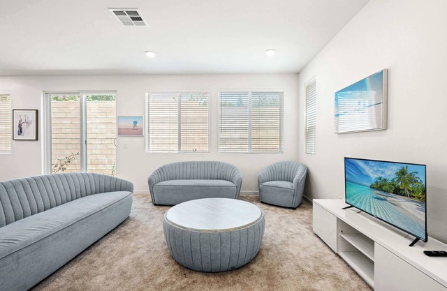 Sunny & Stylish Near LA 4BR Home w Desks & Lounge