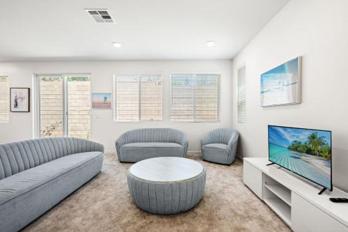 Sunny & Stylish Near LA 4BR Home w Desks & Lounge