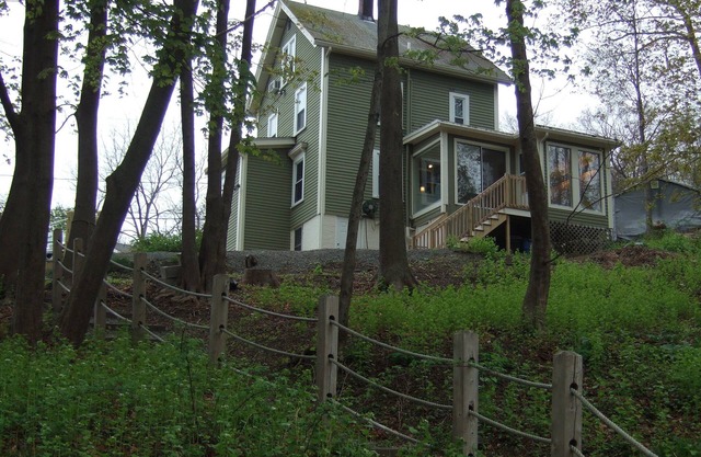 Sunny “Tree House” near Commuter Rail to Boston, Crane Beach, Town Wharf