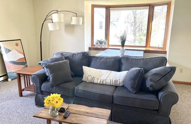 Sunny Tree Top 2BR Next to Bowdoin Downtown Brunswick