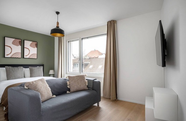 Sunny Wiedikon 1.5 Room w/Storage & W/D, 3 min to Market, by Blueground