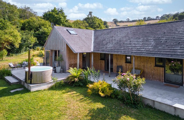Sunnybrook - Carbon Neutral, Woodfired Hottub, near beach