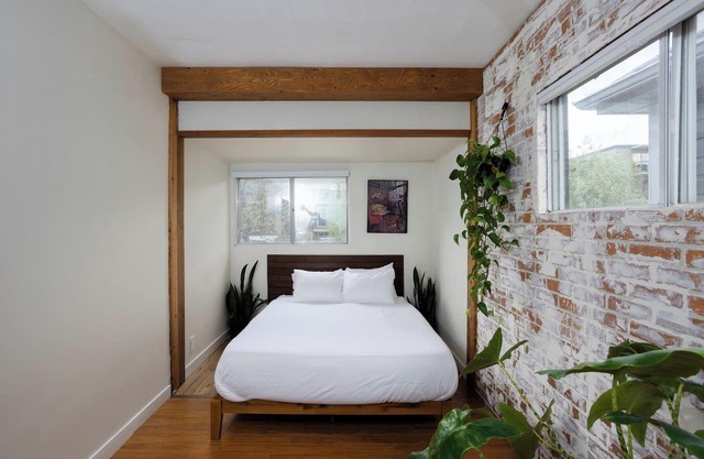 Sunnyside-3 br in Trendy Kensington-AC-Garage