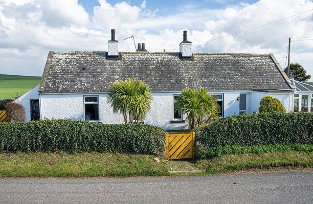 SUNNYSIDE, pet friendly, country holiday cottage in Isle Of Whithorn