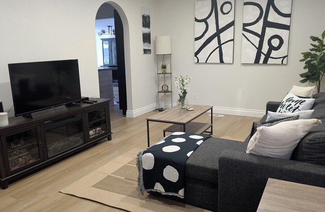 Sunnyside Stay-3bdrm w/Gym!