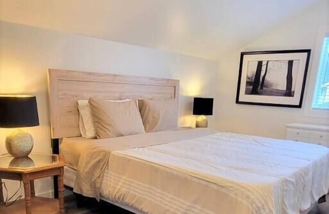 SunnyStays Family Friendly Home Near Golf, YLW, UBCO, Winery