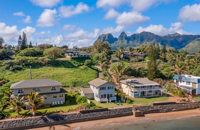 Sunrise House: Tranquil Oceanfront Escape in Aliomanu, Kauai with Stunning Views