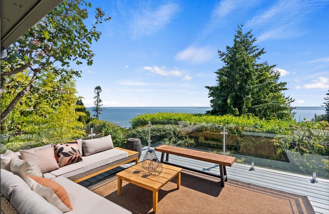 Sunrise Oasis. Water View. Family & Dog friendly