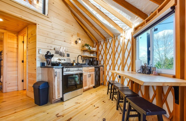 Sunrise Sanctuary YURT w/HOT TUB, Smart TV + VIEWS!
