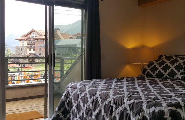 Sunset Cottage studio for 4, ski in/out, walk to the Gondola