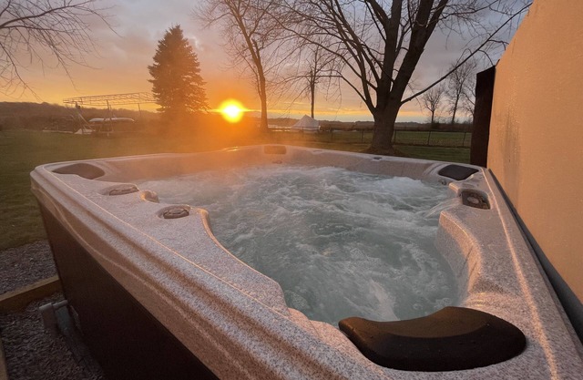 Sunset Bay - Experience Stunning Sunsets on Coon Lake - Charming 2 Bedroom House