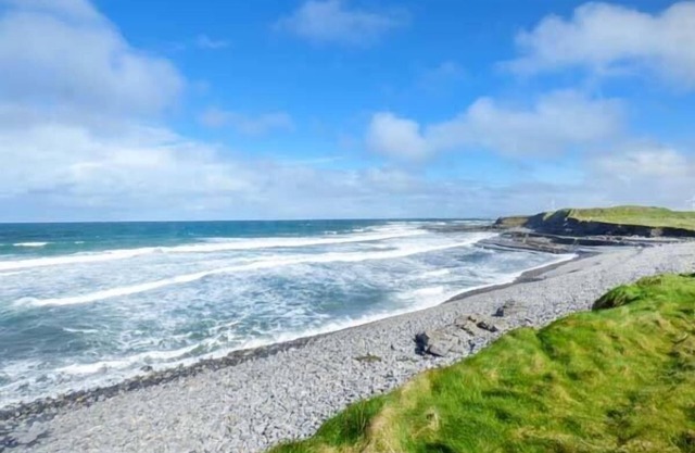 SUNSET BEACH COTTAGE, family friendly in Enniscrone, County Sligo