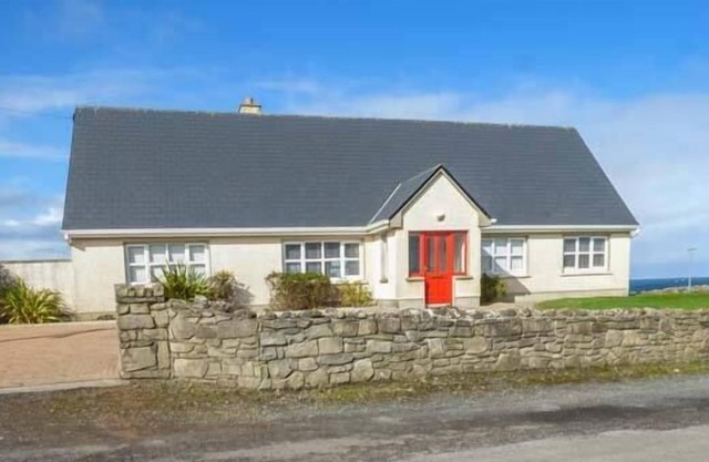 SUNSET BEACH COTTAGE, family friendly in Enniscrone County Sligo