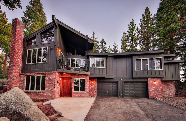 Sunset Cove – Stunning Tahoe Retreat for 8, Short Walk to Lakeshore!