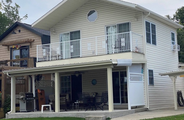 Sunset Hideaway located on no wake canal w/close access to boat launch&main lake