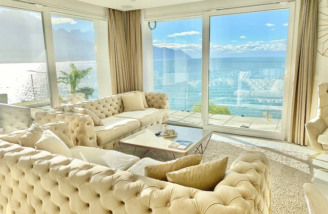 Sunset Home, Luxury Lake Front Apartment