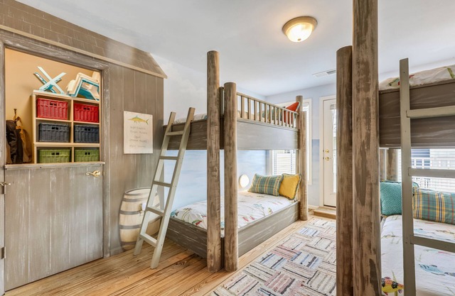 Sunset Island Beach House w/3 Large Decks, 75' TV, quick walk to amenities