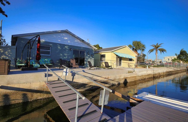 Sunset Lagoon. In the heart of Hudson. Waterfront. 2 minute walk beach/dining