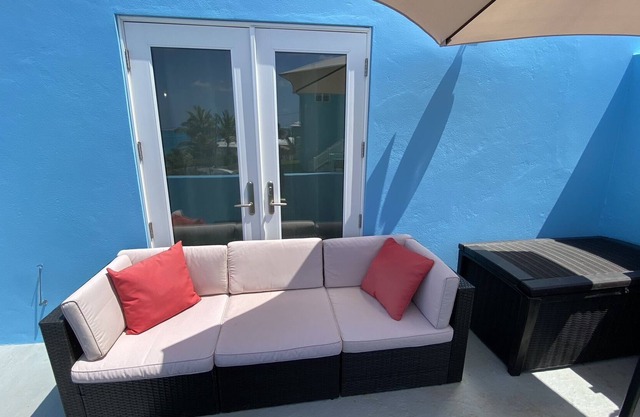 Sunset Paradise Oceanview 1Bedroom Lower Apartment near Beaches & Railway Trail