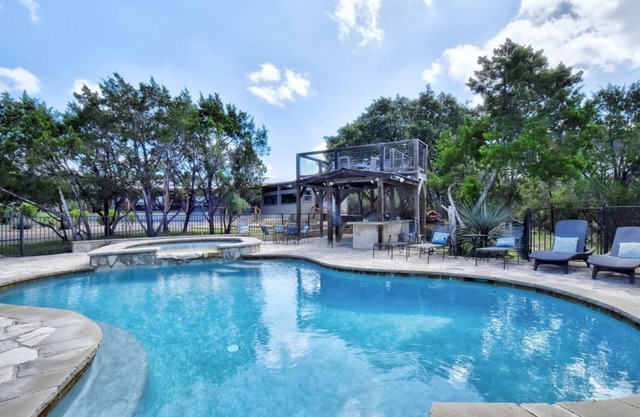 Sunset Ridge-Hill Country Home, Pool, HotTub, Game Room, Fire Pit, Close to Town