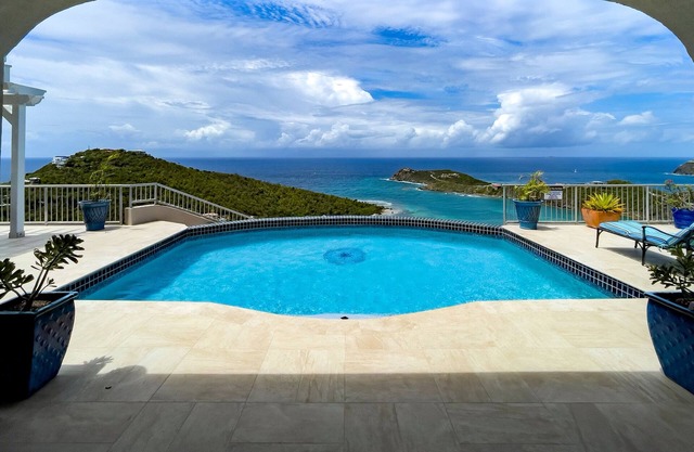 Sunset, Sunrise & Ocean Views, 3 Bed 4.5 Bath, Close to Cruz Bay & Beaches. Gym