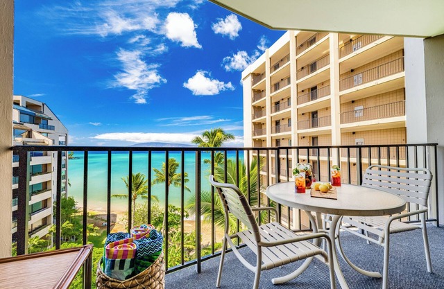 Sunset Views, Beach, Pool, BBQ, Stand-Up Paddleboarding, Private Lanai!