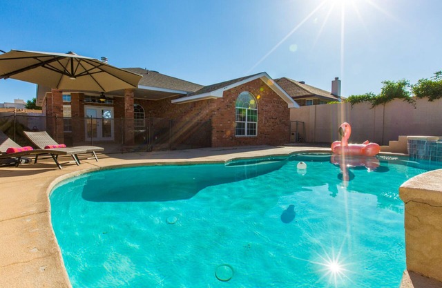 Sunshine and Pool timen -NO PARTIES ALLOWED-