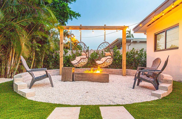 Sunshine Hideaway 5 BR Villa Pool Terrace Fire Pit