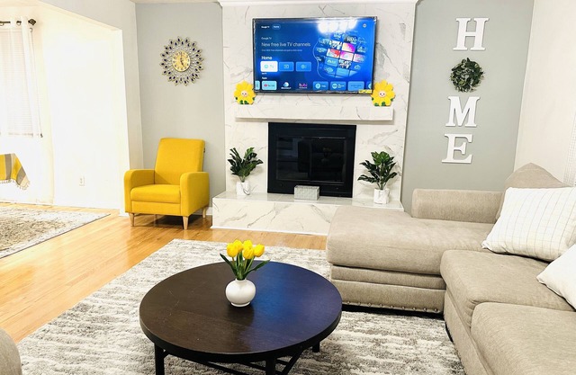 Sunshine PalacenCharming Tri-Level House with game room and large backyard!