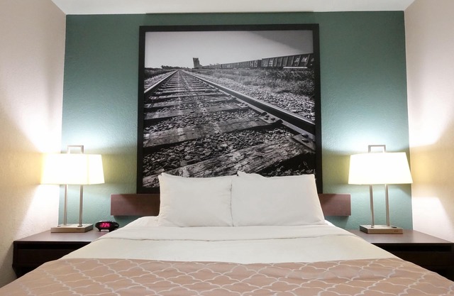 Super 8 by Wyndham Dauphin