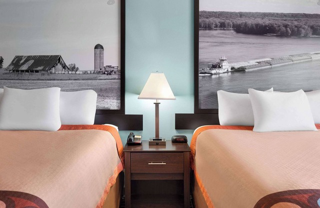 Super 8 by Wyndham Dyersville near Field of Dreams