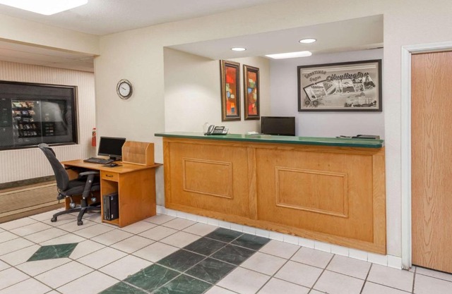 Super 8 by Wyndham Huntington